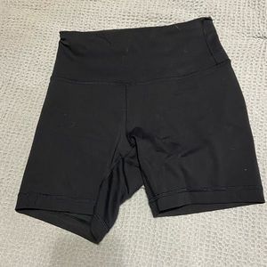 SIZE 6 LULULEMON WUNDER TRAINS